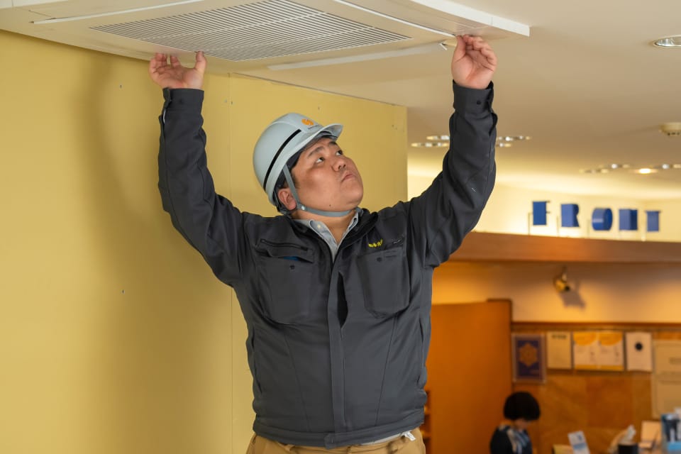 エアコン修理中シーン
