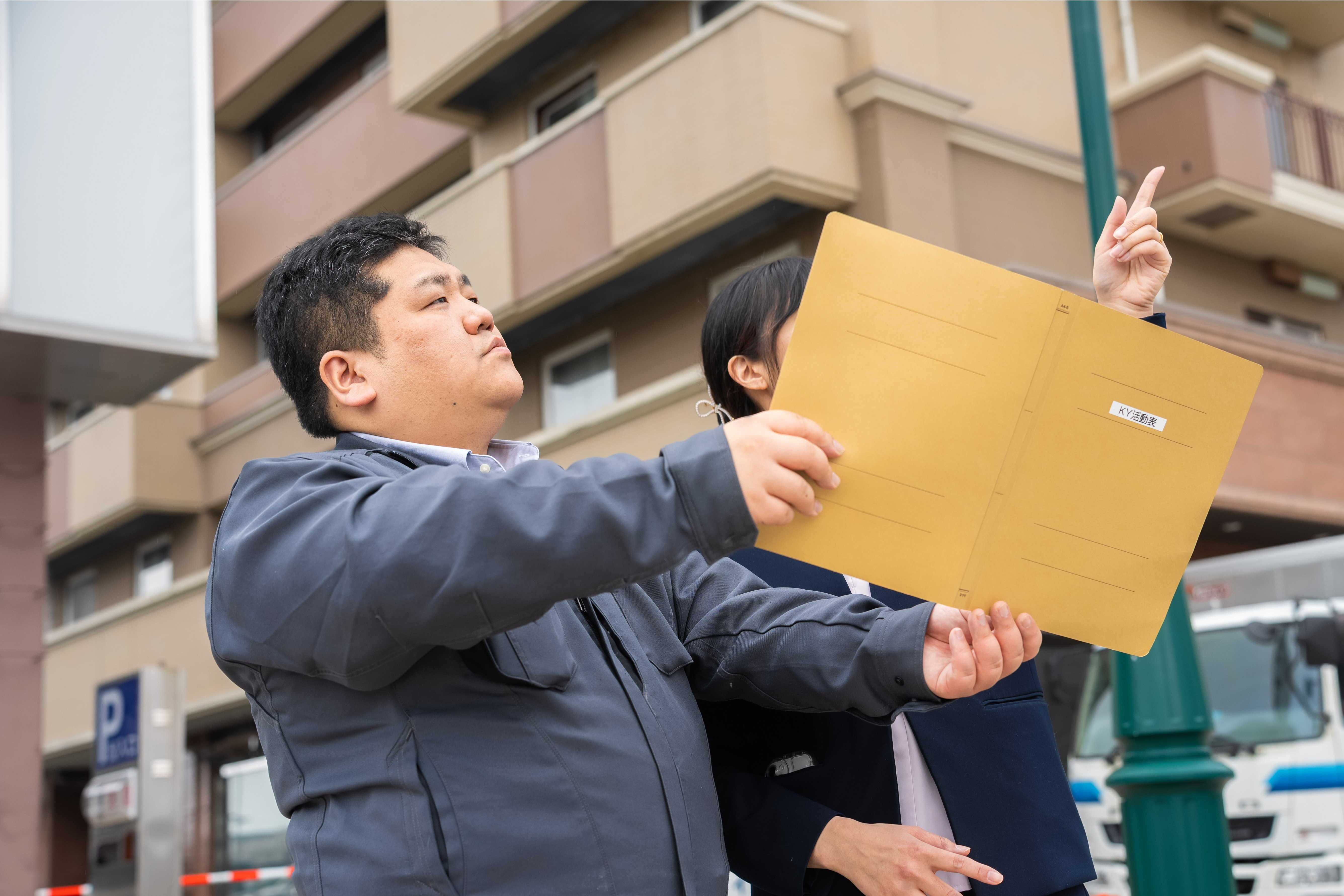 現場視察シーン
